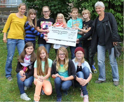 Die Tierschutz-AG der Klasse 6b mit Frau Beck (ganz links) und Frau Wachtendorf (ganz rechts)