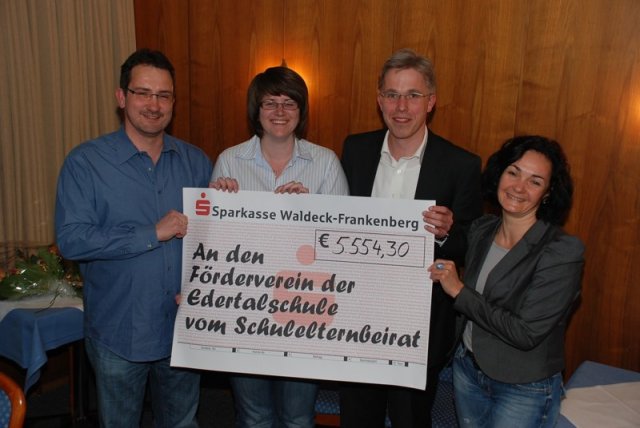 Übergabe der Elternkasse an FFEF