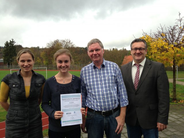 Jana Engelhardt (2.v.l.) mit Lehrerin Katharina Beck, die  beim Bewerbungschreiben half, Tutor Jürgen Merle und Schulleiter Stefan Hermes (v.l.n.r.)