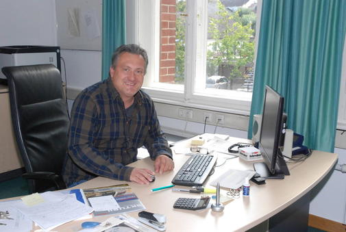 Schulleiter Hermes am Arbeitsplatz Foto: A. Dippel